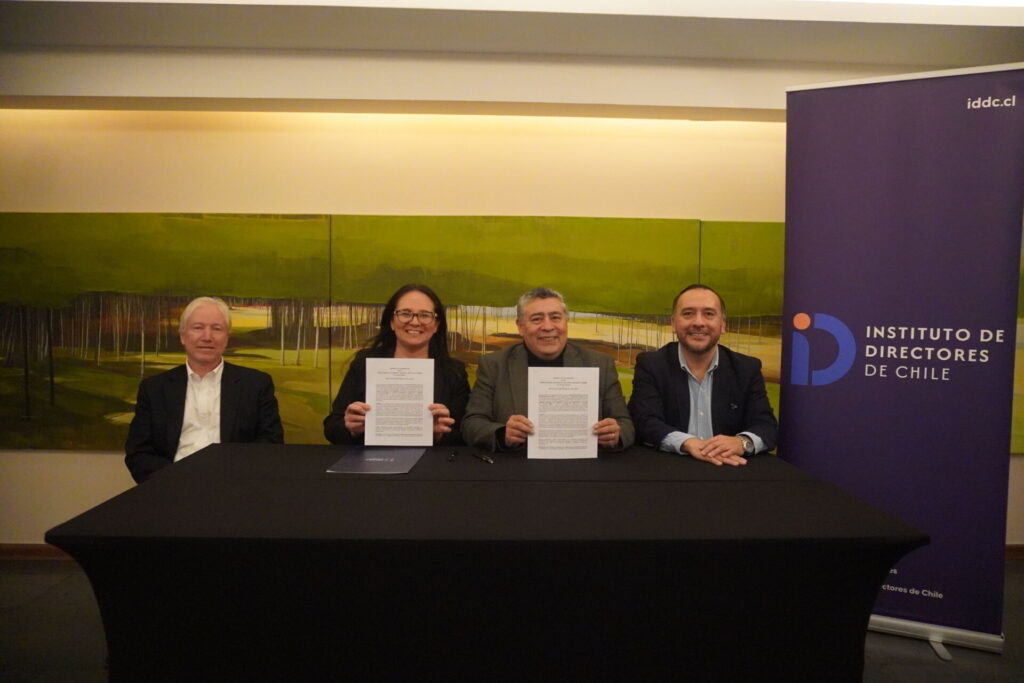 Fadua Gajardo y Patricio Ampuero durante la firma del convenio entre el IdDC y la Cámara de Comercio de Puerto Montt